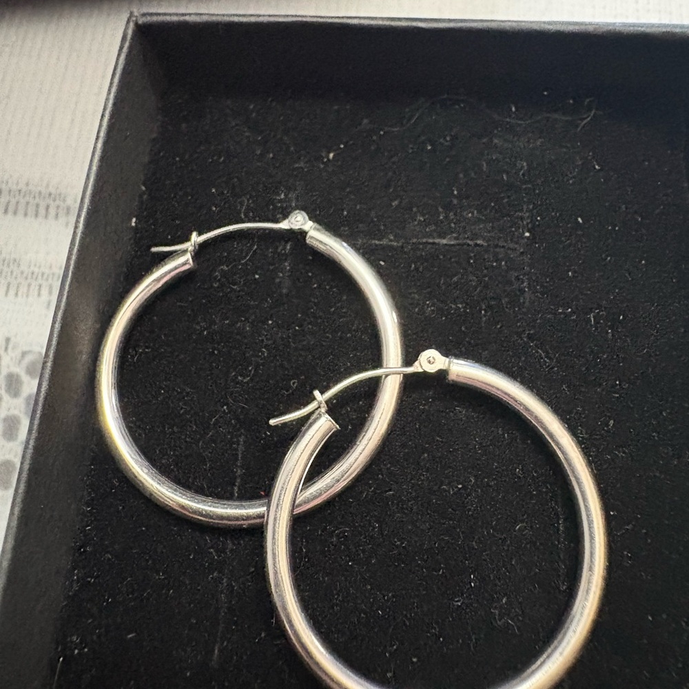 White gold 1” Hoop Earrings -10kt white gold